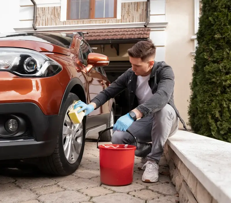Lavage auto à domicile Sainte-Ouenne : professionnel intervenant sur un véhicule